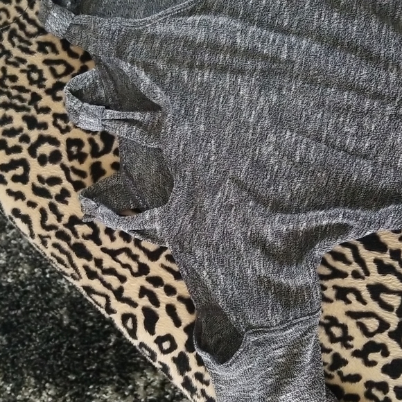 Jessica Simpson, size large, grey top.  Key hole shoulders, 3/4 length sleeves - Picture 3 of 5